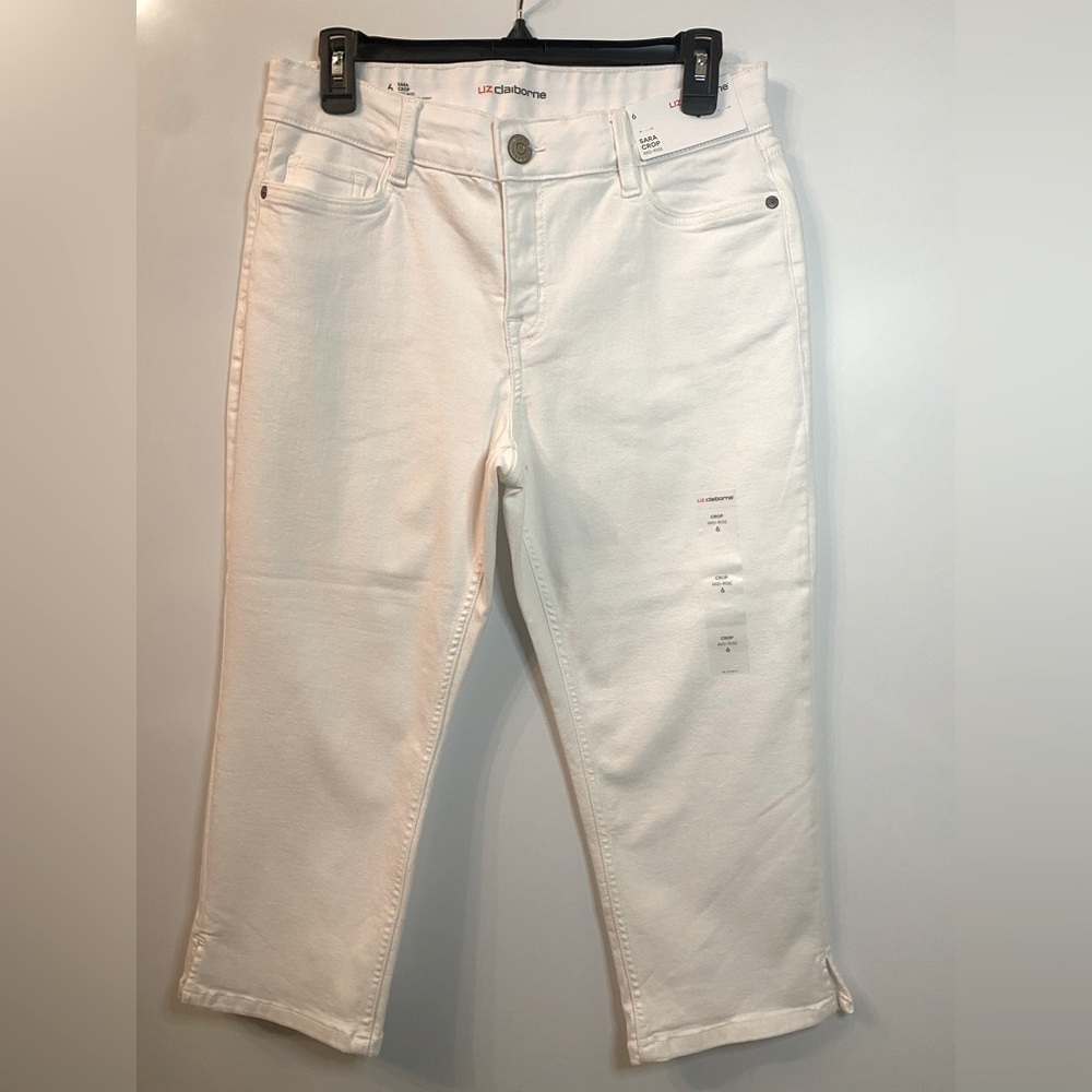 NWT. Women’s Size 6 Liz Claiborne White Sara Crop Mid Rise Capri Pants.